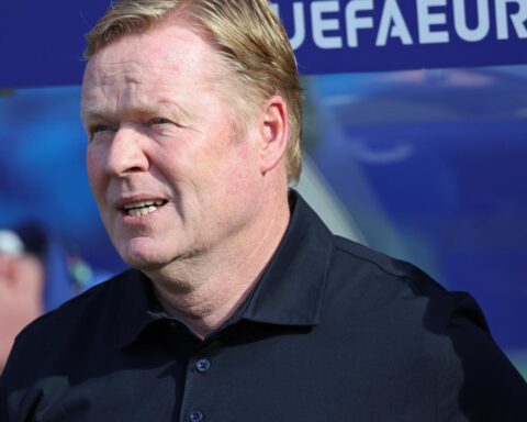Ronald Koeman ontvangt Eredivisie prijs voor invloed op Nederlands voetbal
