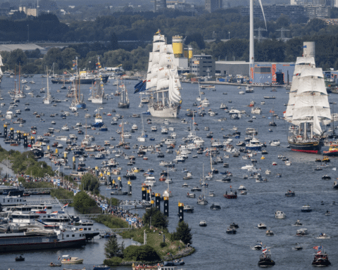 SAIL Amsterdam: Hordes verzamelen zich langs de kades als eerste schepen Amsterdam binnenvaren