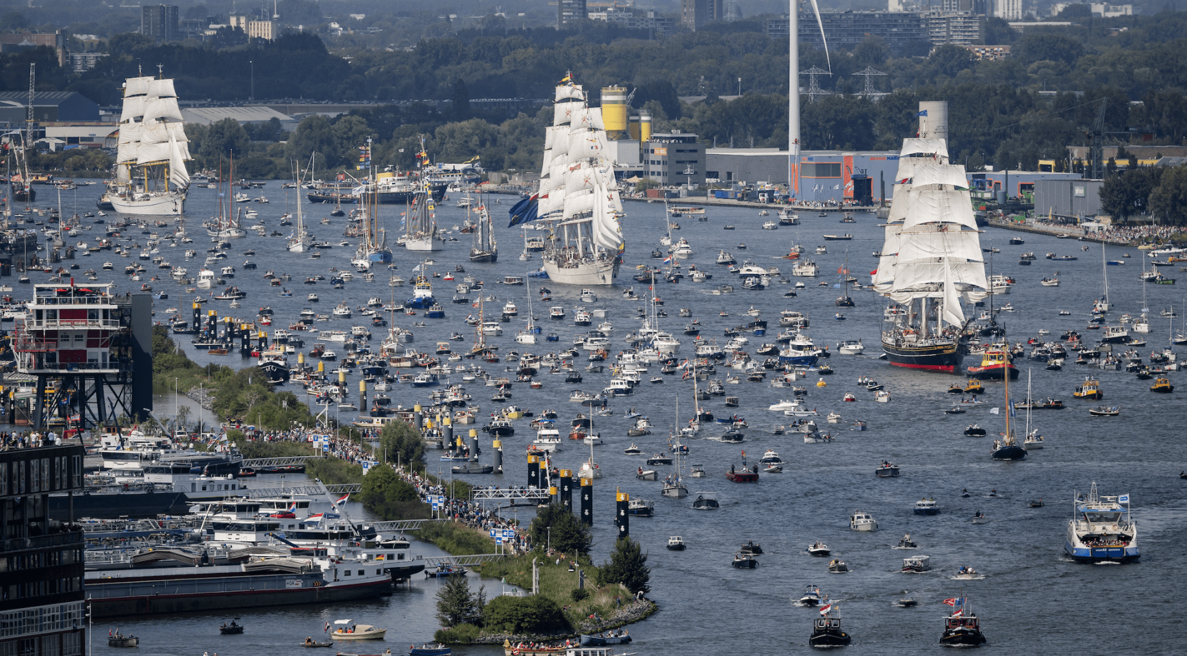 SAIL Amsterdam: Hordes verzamelen zich langs de kades als eerste schepen Amsterdam binnenvaren