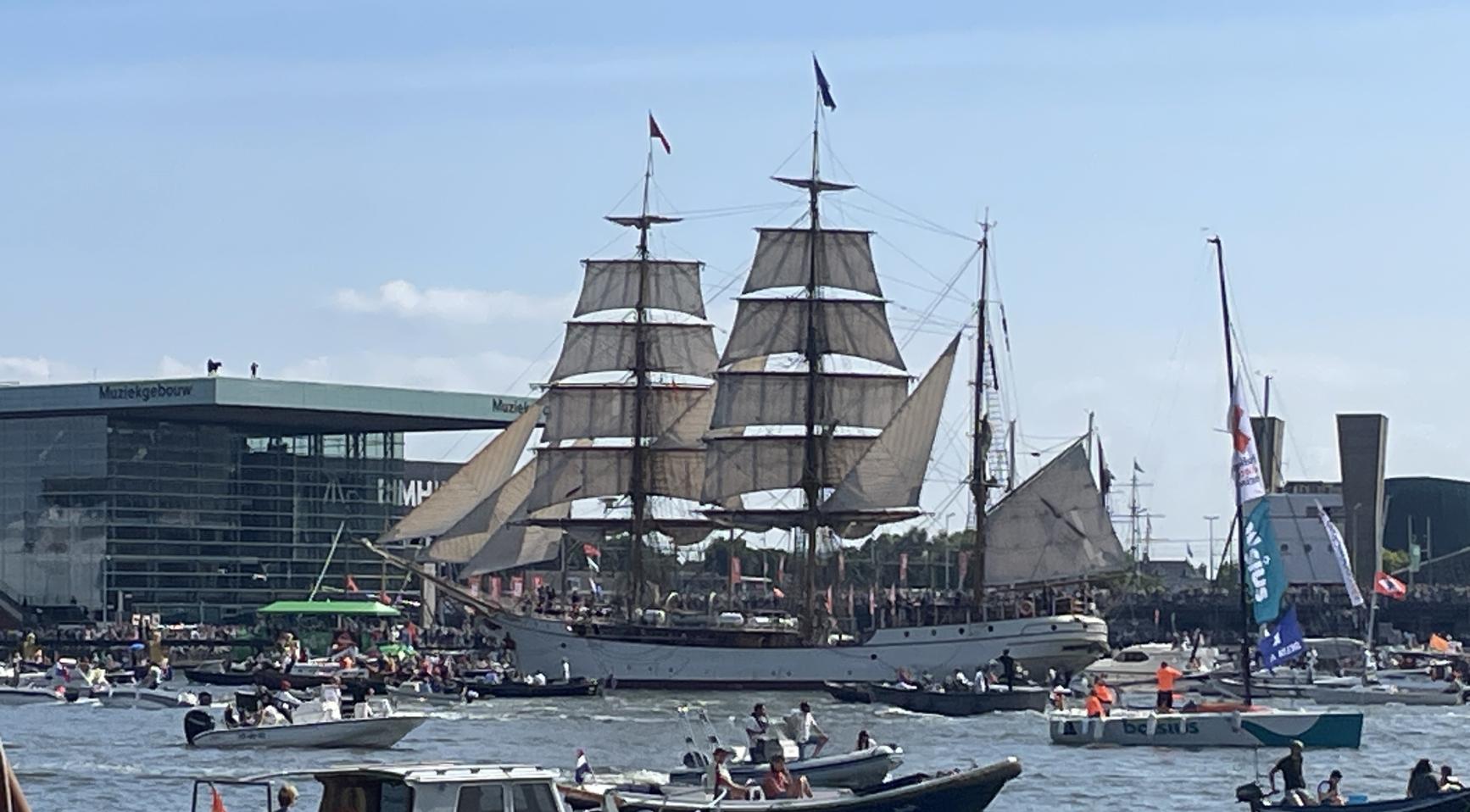 SAIL-festival in Amsterdam volop aan de gang op zaterdag, voor de Sail-Out Parade op zondag