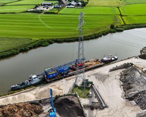 Schip botst tegen hoogspanningskabels, 25.000 huishoudens in Friesland zonder stroom