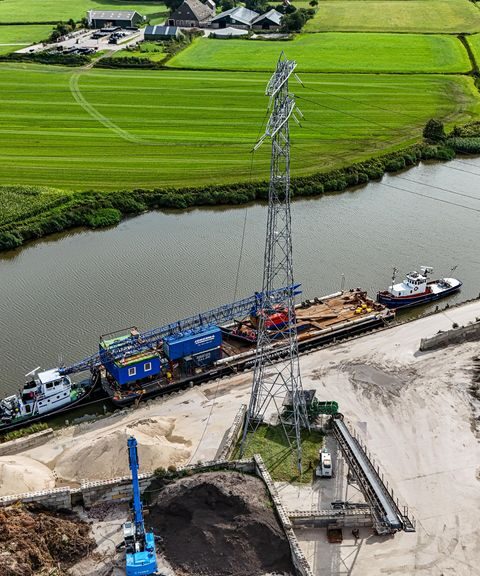 Schip botst tegen hoogspanningskabels, 25.000 huishoudens in Friesland zonder stroom