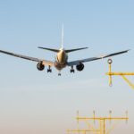Schiphol loopt het risico geluidsnormen te overschrijden op twee monitorlocaties, meldt inspectie