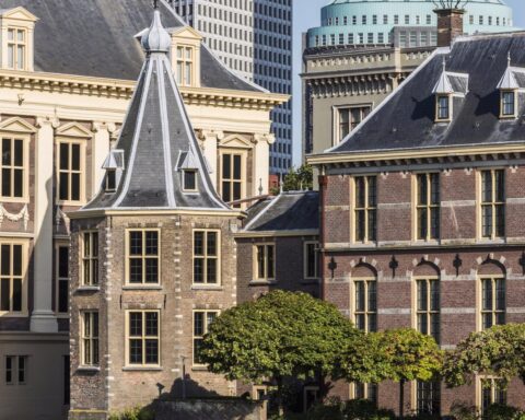 Schoofs ministerie bereid om boete van €300.000 te betalen voor verblijf op Binnenhof tijdens renovaties