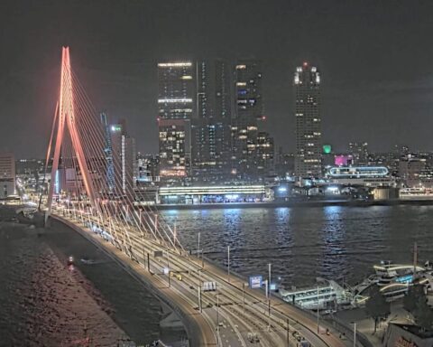 Stil moment voor Lisa tijdens festival in Abcoude; Nachtleven verlicht in oranje voor vrouwenveiligheid