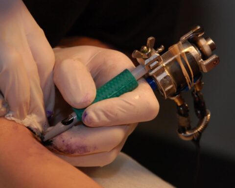 Tientallen inwoners van Enschede vieren 700-jarig jubileum met €7 tattoos