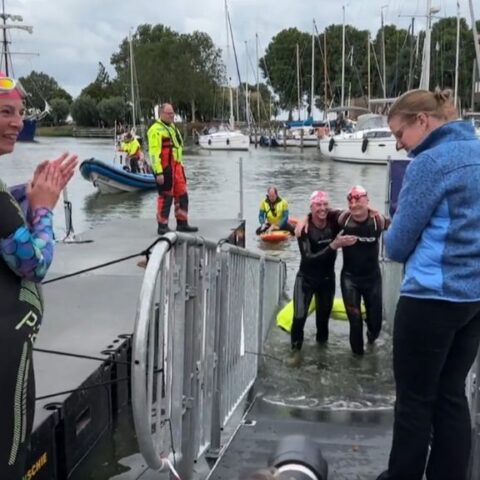 Tientallen zwemmers overwinnen IJsselmeer in 10 uur voor hersenonderzoek