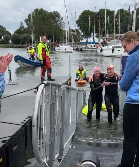 Tientallen zwemmers overwinnen IJsselmeer in 10 uur voor hersenonderzoek
