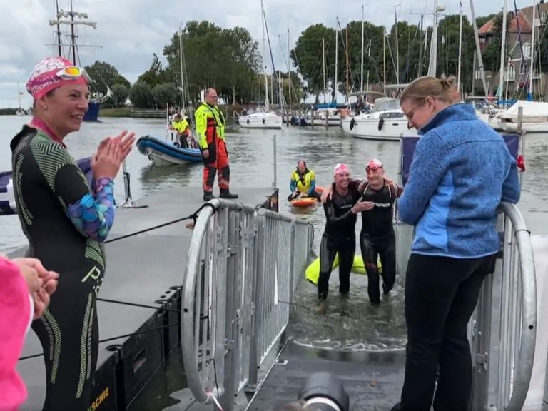 Tientallen zwemmers overwinnen IJsselmeer in 10 uur voor hersenonderzoek