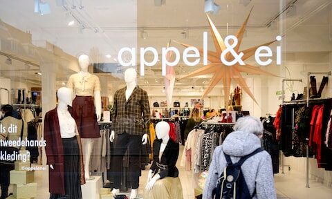 Tweedehands kledingzaken groeien, steeds meer vrouwen aan het hoofd