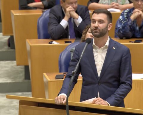 Van Baarle treedt af als partijleider van DENK vanwege interne conflicten; fractieleden willen dat hij blijft