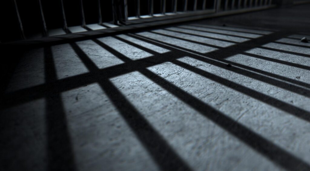 Verdachte van verkrachting van 14-jarig meisje in 1990 blijft voor de rechtszaak in detentie, zegt rechtbank Den Haag