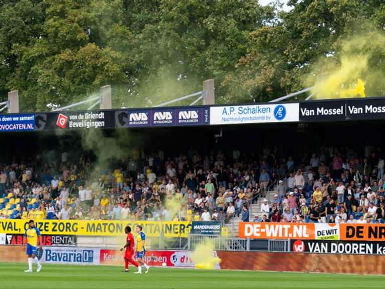 Vijf Arnhemmers aangehouden voor vuurwerk tijdens RKC Waalwijk-Almere City wedstrijd