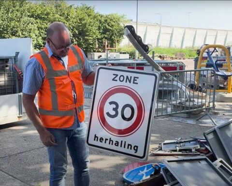 Vlaardingen verwijdert 1500 overbodige verkeersborden voor meer overzicht en kostenbesparing