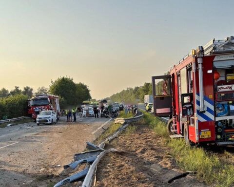 Vrachtwagen rijdt door centrale barrière op A2 snelweg en botst op tegenliggers; 2 gewonden