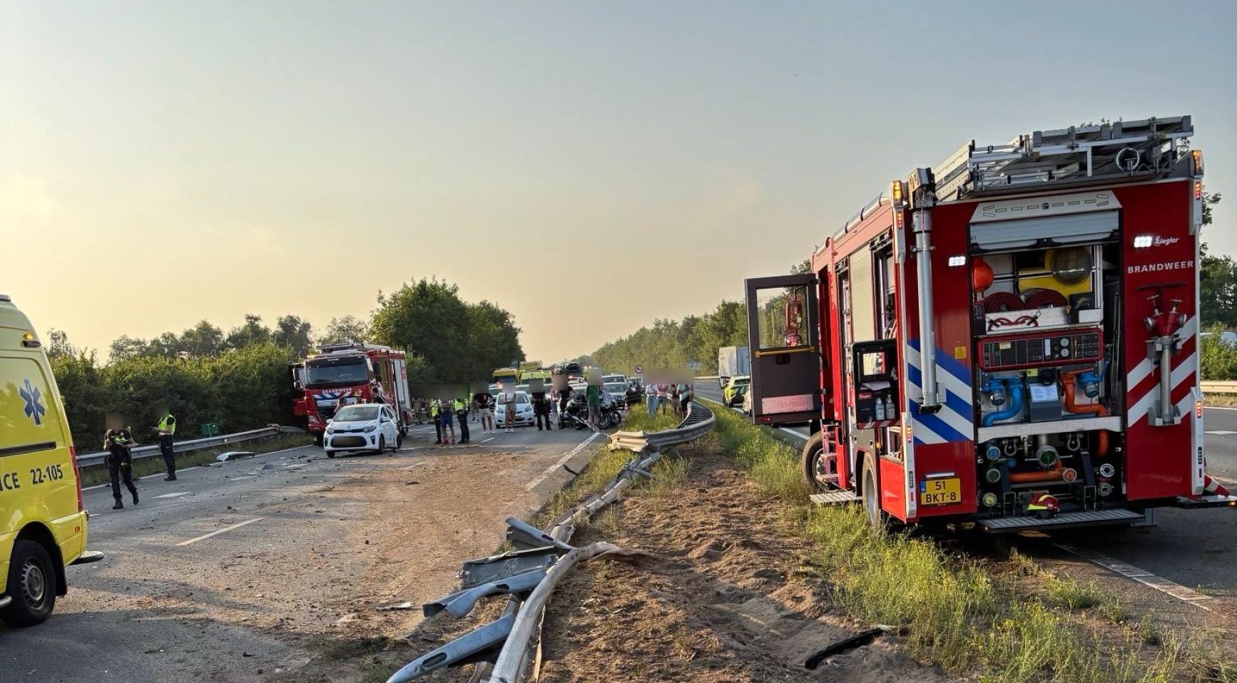 Vrachtwagen rijdt door centrale barrière op A2 snelweg en botst op tegenliggers; 2 gewonden