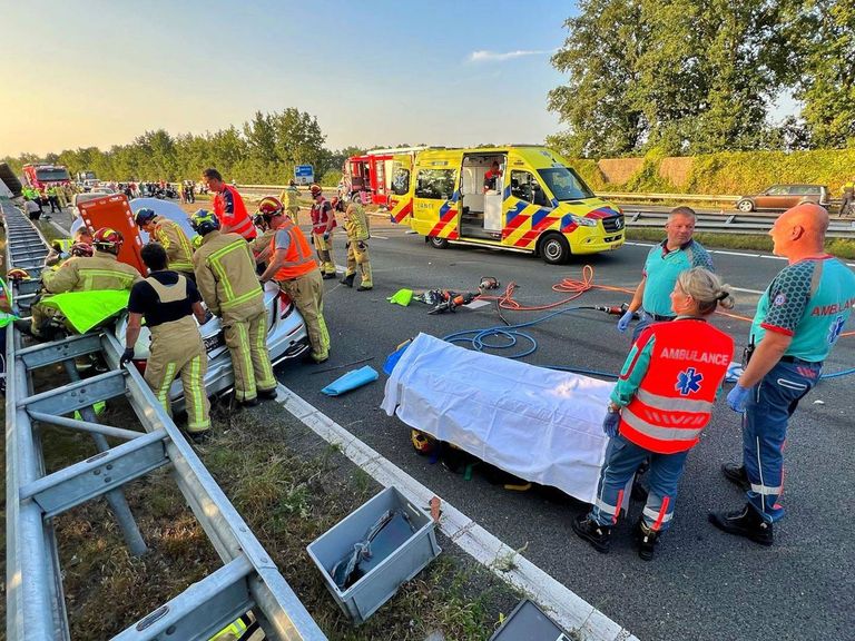 Vrachtwagen veroorzaakt ernstig ongeluk op A2 bij Maarheeze, snelweg afgesloten