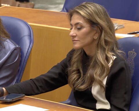 VVD теряет 8 мест в последнем опросе, CDA укрепляет третью позицию; NSC до 0
