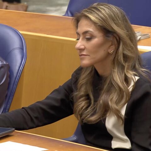 VVD теряет 8 мест в последнем опросе, CDA укрепляет третью позицию; NSC до 0