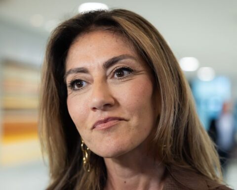 VVD-leider biedt excuses aan Douwe Bob voor beschuldiging van antisemitisme