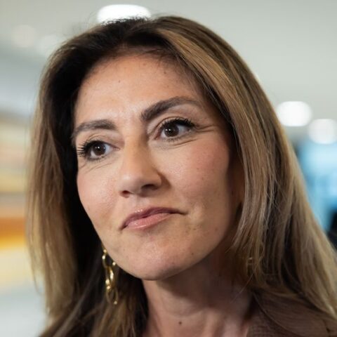 VVD-leider biedt excuses aan Douwe Bob voor beschuldiging van antisemitisme