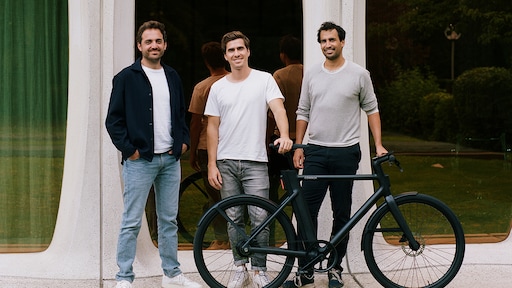 Wankelend e-bikebedrijf Cowboy ontvangt tijdelijke steun van anonieme geldschieter