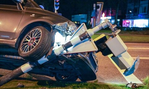Werknemer vernielt drie auto's en eist toch ontslagpremie