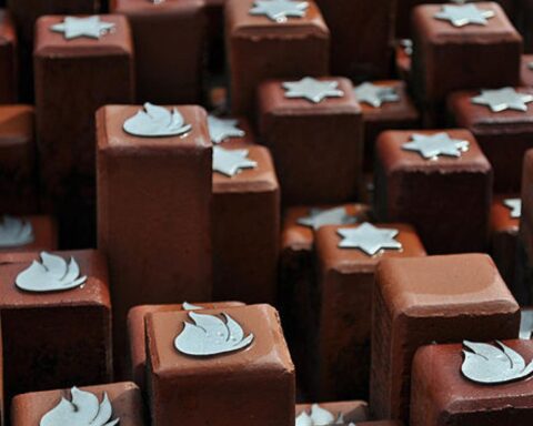 Westerbork herdenkingsmonument als stembureau tijdens de Nederlandse verkiezingen in oktober