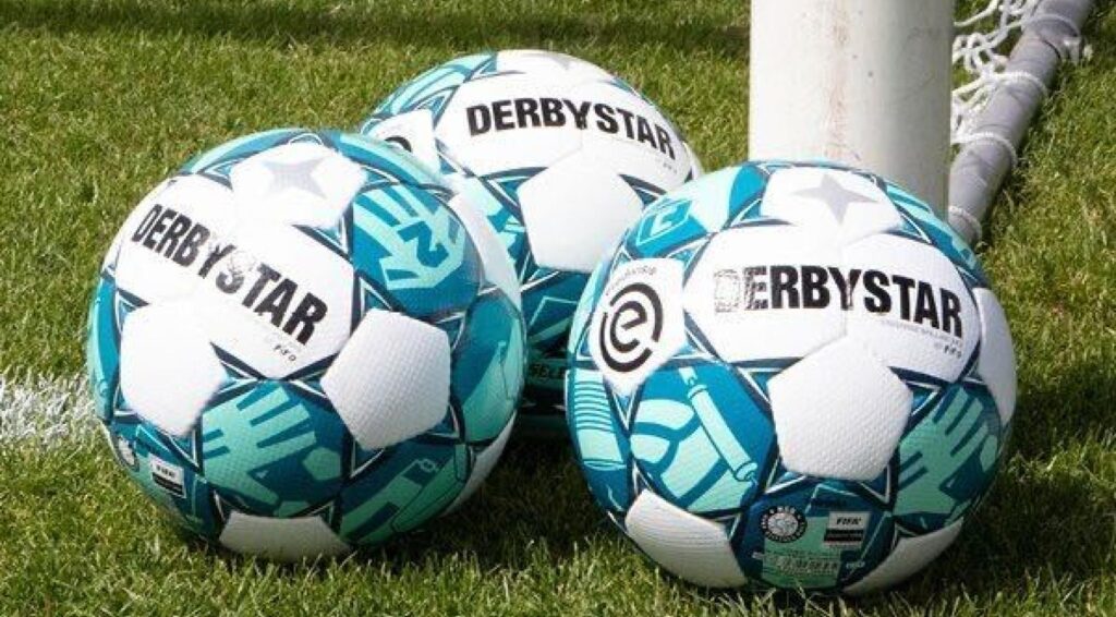 Wout Weghorst redtAjax met twee goals tegen Telstar; Feyenoord wint met 2-0