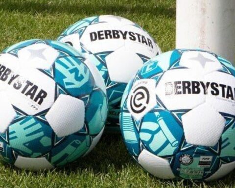 Wout Weghorst redtAjax met twee goals tegen Telstar; Feyenoord wint met 2-0