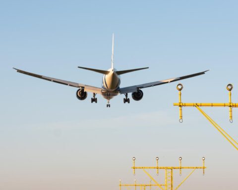 Zonnepanelen die verblindende reflecties veroorzaken nabij Schiphol worden tijdelijk verwijderd