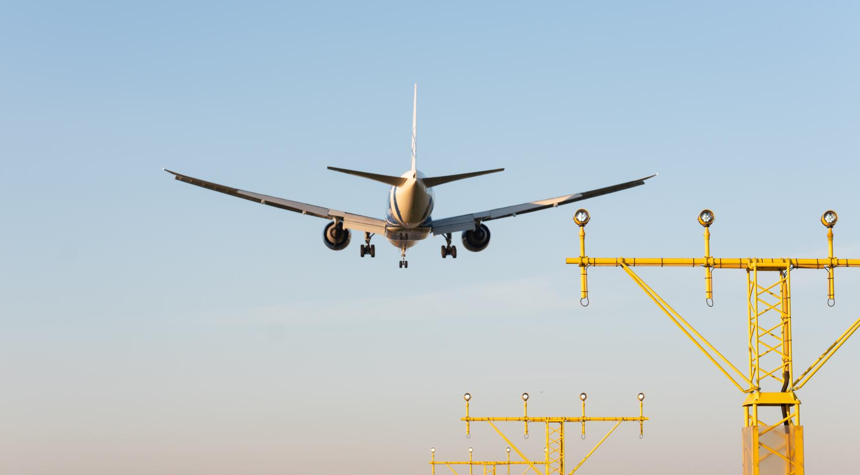 Zonnepanelen die verblindende reflecties veroorzaken nabij Schiphol worden tijdelijk verwijderd