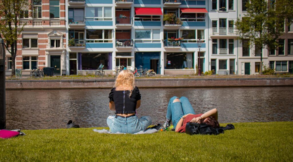 85% van de vrouwen in Amsterdam vermijden bepaalde delen van de stad om veiligheidsredenen