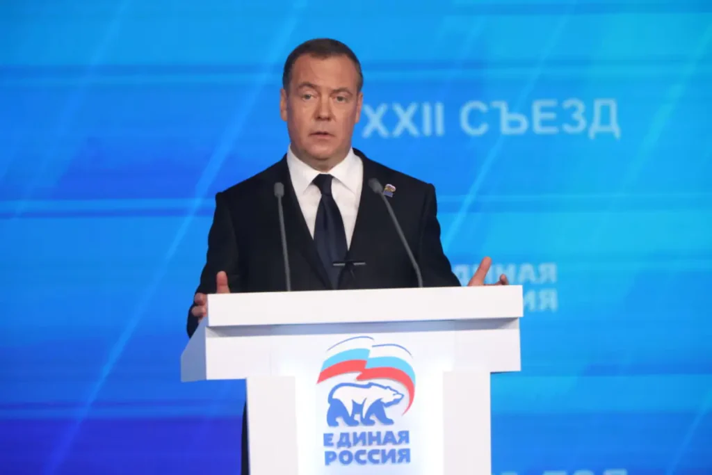 Medvedev waarschuwt Europa opnieuw voor oorlog en valt leiders aan