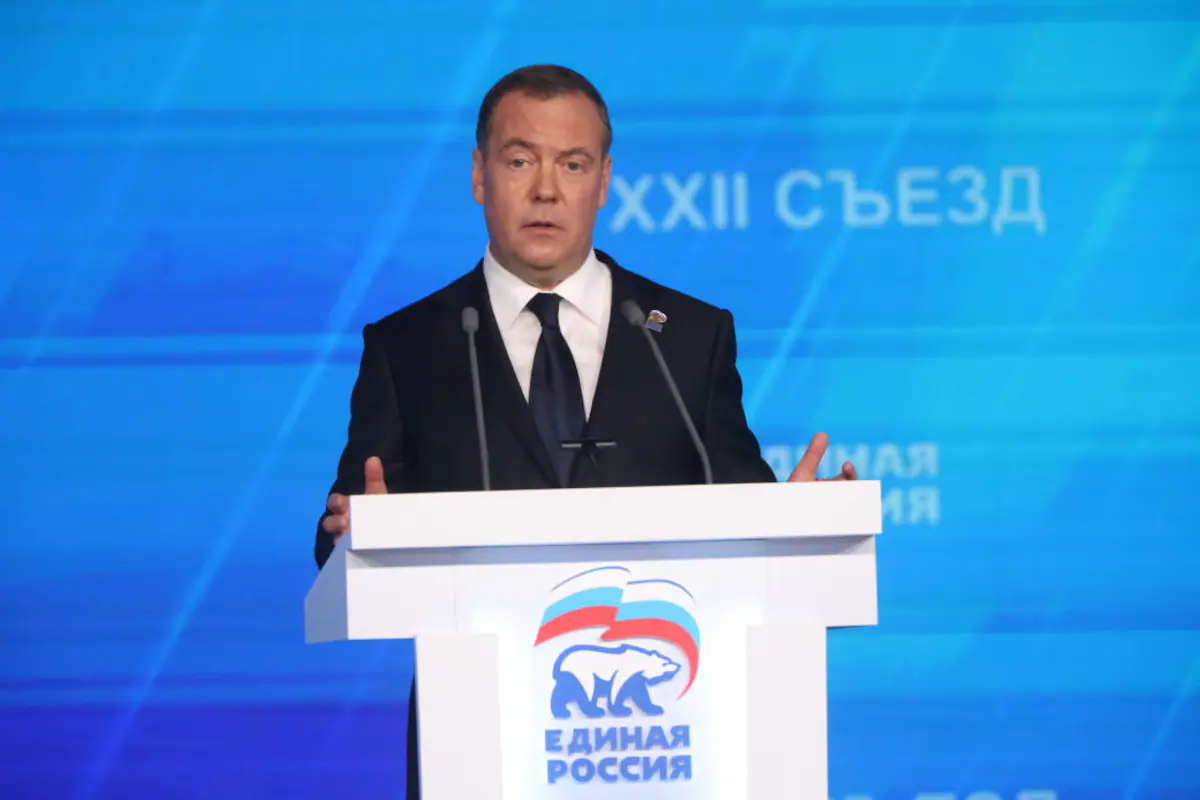 Medvedev waarschuwt Europa opnieuw voor oorlog en valt leiders aan