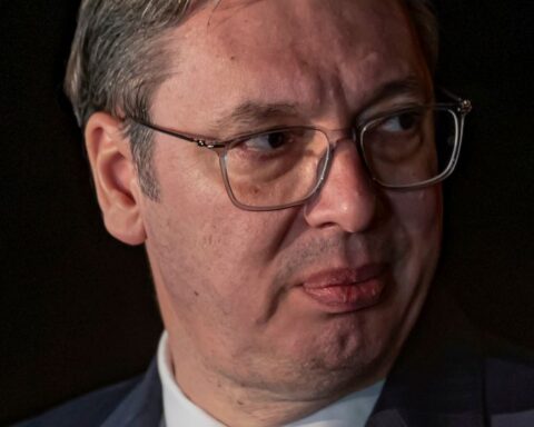 Vučić bedankt Rusland voor waarschuwing over vermeende "kleurenrevolutie"