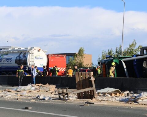 A12 bij Veenendaal afgesloten door gekantelde vrachtwagen, opruiming duurt tot vanavond