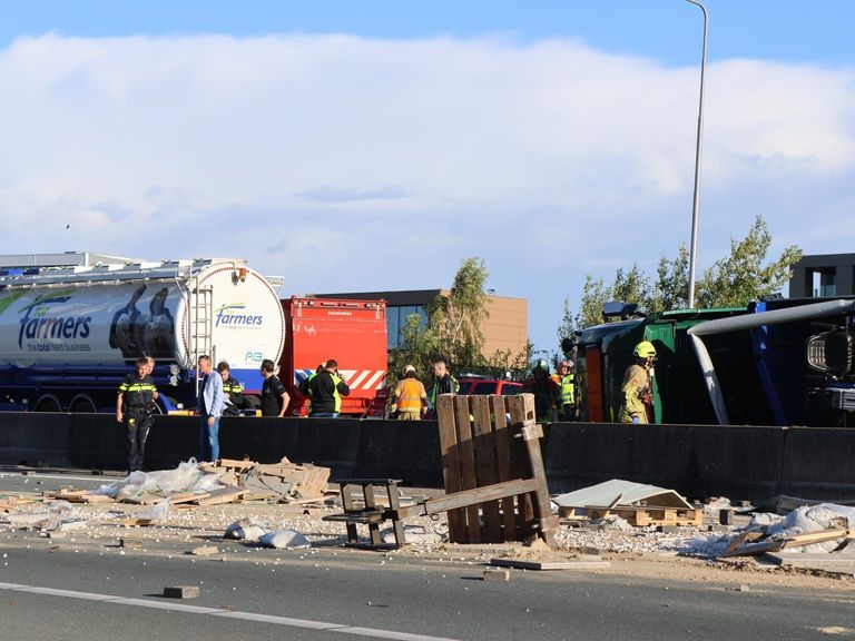 A12 bij Veenendaal weer open na omgevallen vrachtwagen met stenen op de weg