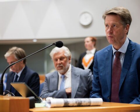 Affaire rond oud-Kamervoorzitters Arib en Bergkamp opnieuw op de politieke agenda