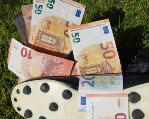 Amateurvoetbalclub uit Drenthe haalt €550.000 op met loterij; Ferrari onder de prijzen