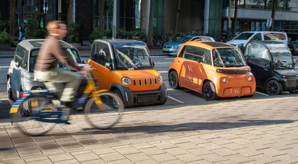 Amsterdam gaat microcars op veerboten en fietspaden verbieden