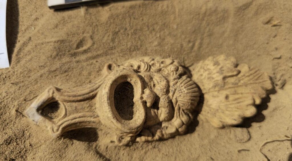 Archeologen ontdekken versierde Romeinse olielamp in Cuijk