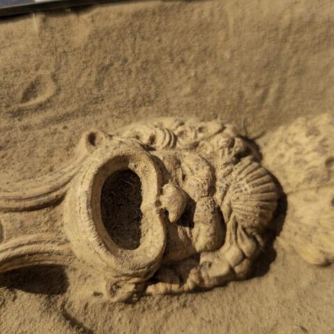 Archeologen ontdekken versierde Romeinse olielamp in Cuijk