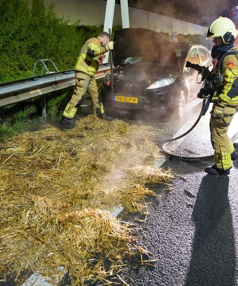 Auto in brand als gevolg van hooi in de uitlaat na concert Normaal in Dalfsen