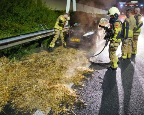Auto in brand door stro na concert van Normaal in Dalfsen