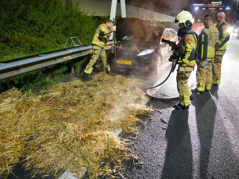 Auto in brand door stro na concert van Normaal in Dalfsen