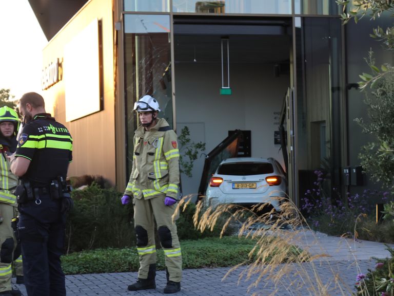 Automobilist rijdt bedrijfspand binnen in Ede en slaat op de vlucht