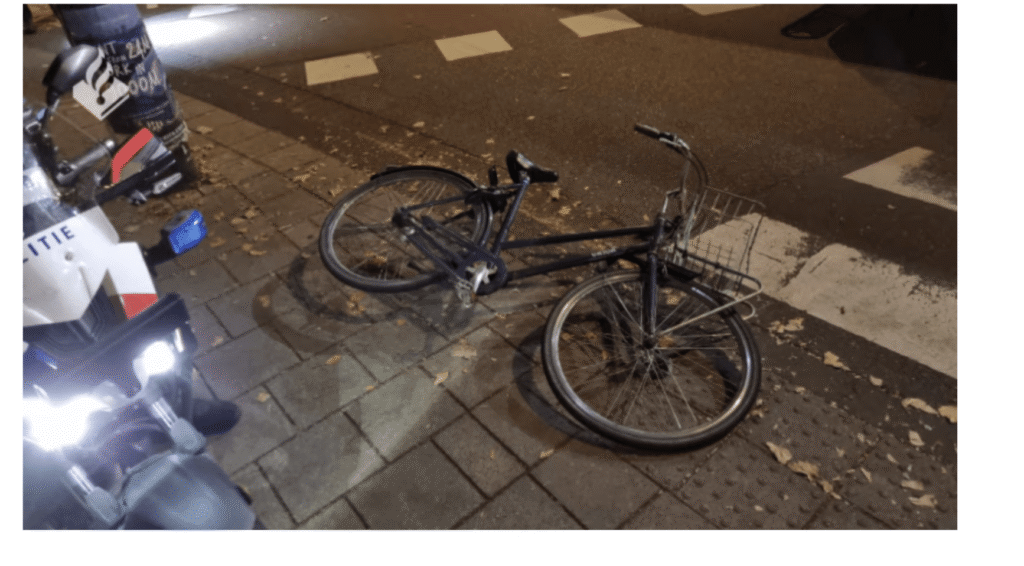 Automobilist vlucht na aanrijding met fietster in Amsterdam, vrouw vecht voor haar leven