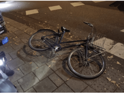 Automobilist vlucht na aanrijding met fietster in Amsterdam, vrouw vecht voor haar leven