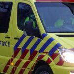 Bestelwagen glijdt van de A58 in Bergen op Zoom, bestuurder naar het ziekenhuis